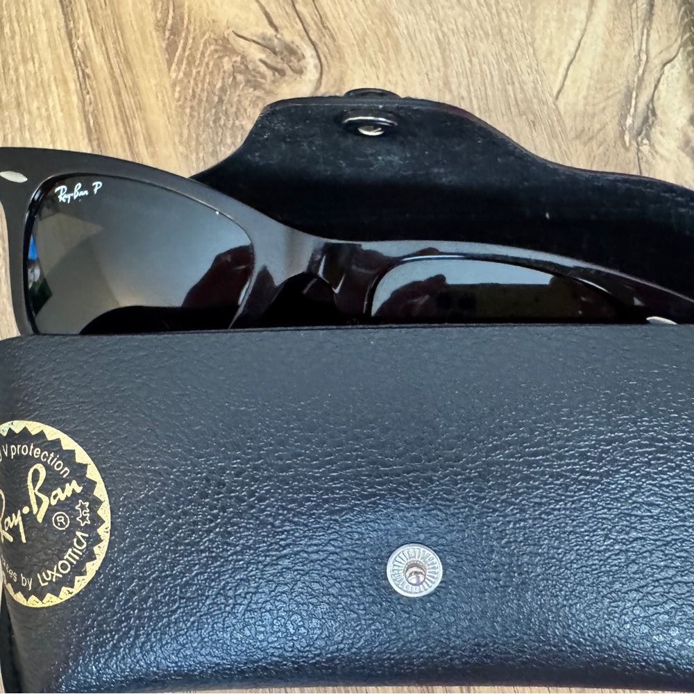 Women’s Ray ban sunglasses with case.